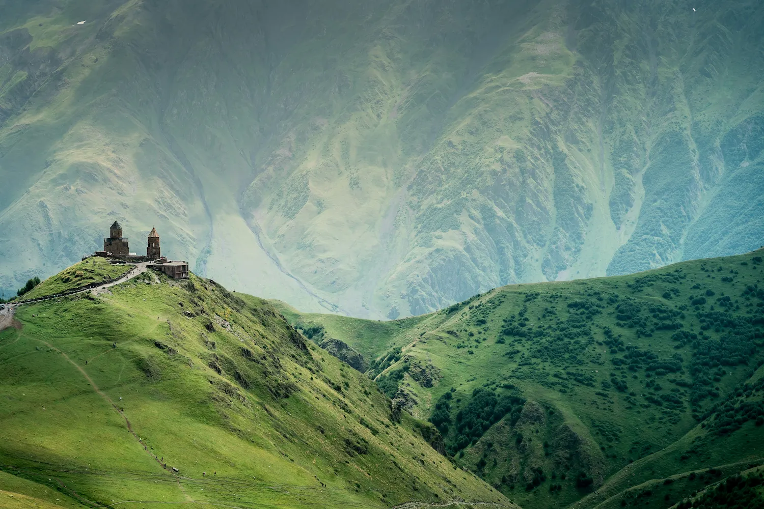Seasonal landscapes across Georgia — mountains, vineyards and ski slopes throughout the year